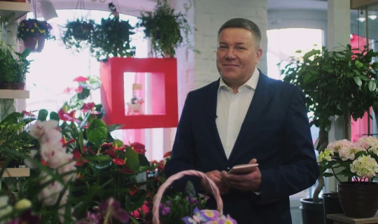 Губернатор области Олег Кувшинников поздравляет вологжанок с 8 Марта